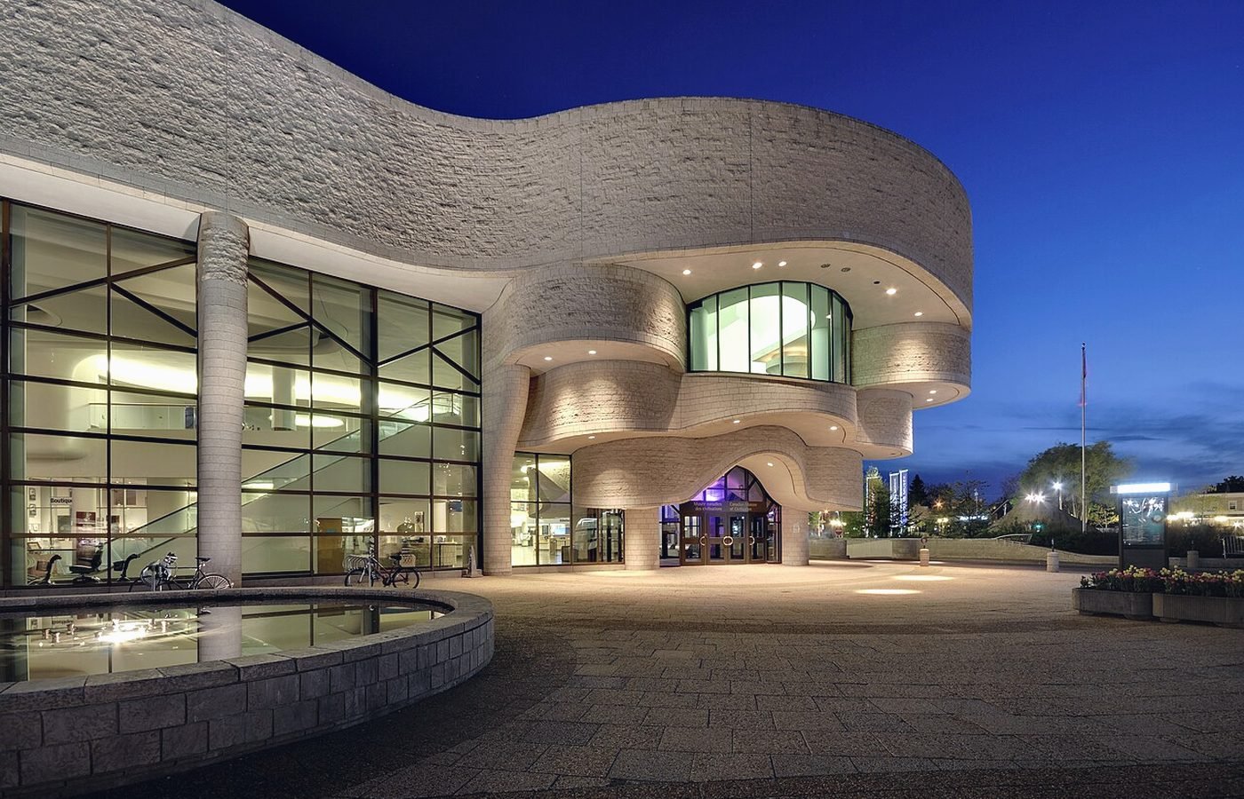 Le Musée canadien de l’histoire à Gatineau, éclairé au crépuscule.