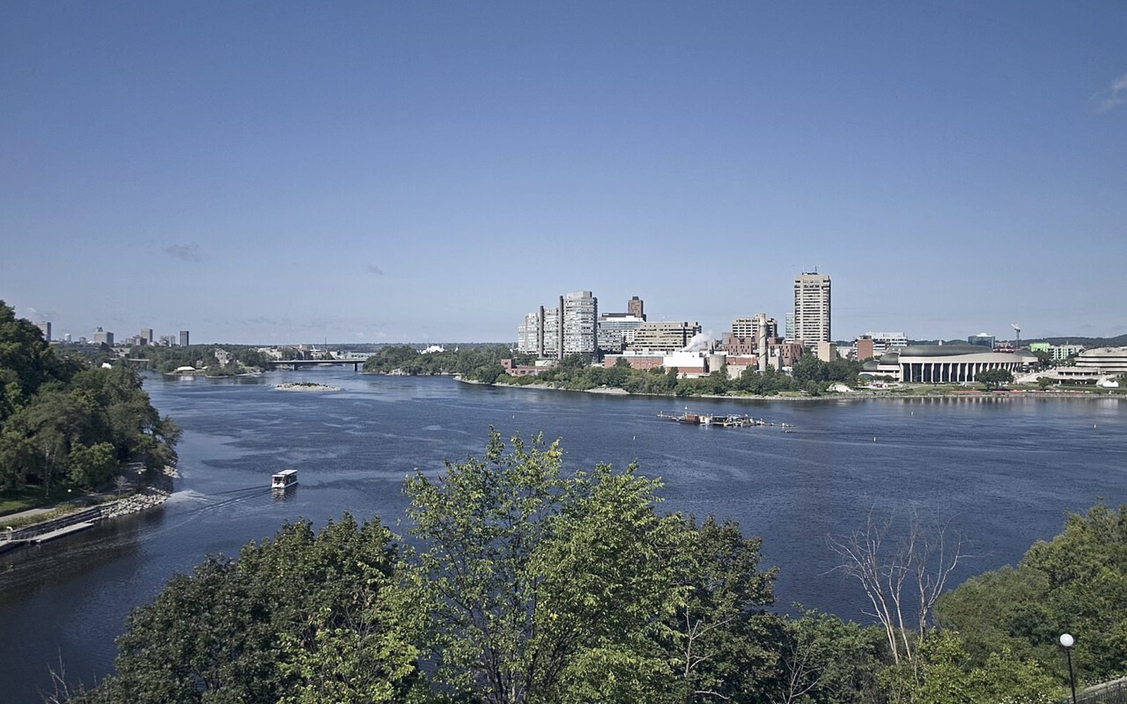 La rivière des Outaouais et la ville de Gatineau vues depuis la rive.